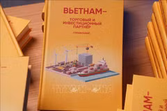 Publication d'un livre sur le commerce entre le Vietnam et la Russie