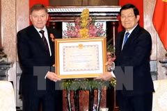 Le président de la Cour suprême russe décoré par Truong Tan Sang 