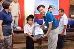 Vietnam Airlines : remise de bourses scolaires à des enfants handicapés laotiens