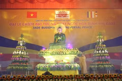 Binh Duong accueille la statue du Bouddha de Jade pour la paix universelle