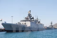 Deux navires de la Marine d'Inde jetent l'ancre au port international de Cam Ranh 