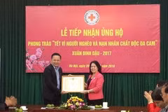 La Croix-Rouge vietnamienne reçoit des dons pour les pauvres