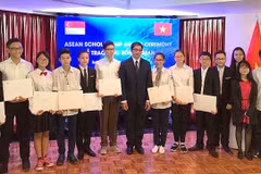 Des élèves vietnamiens reçoivent des bourses de l'ASEAN 