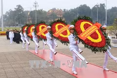Les dirigeants rendent hommage au Président Hô Chi Minh