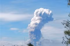 Après le séisme et le tsunami, le volcan indonésien Soputan entre en éruption