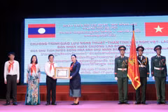 L’école Lê Duân reçoit l’Ordre du Travail du Laos 
