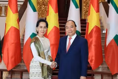 La conseillère d'Etat du Myanmar en visite officielle au Vietnam