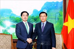 Le vice-PM Vuong Dinh Hue exprime son soutien à l'expansion du groupe Lotte 