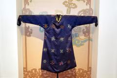 Une exposition lève le voile sur les costumes de cour sous les Nguyên