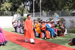 Promotion de l’ao dai du Vietnam auprès des amis aséaniens et indiens