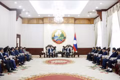 Le Premier ministre lao reçoit une délégation de Hanoï