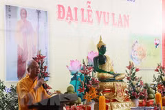 Les Vietnamiens au Laos préservent la beauté culturelle de la fête Vu Lan