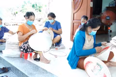 Le chapeau conique de Tho Lôc mis à l’honneur dans un village artisanal traditionnel