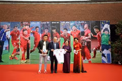 Une exposition de photos sur le football vietnamien