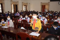 Des députés de l'Assemblée nationale de Quang Tri échangent avec des enfants