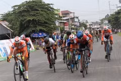Course nationale de cyclisme vers la zone rurale : un coureur japonais endosse le maillot d’or