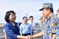 La vice-présidente Dang Thi Ngoc Thinh rend visite aux officiers et soldats de la 2e zone navale