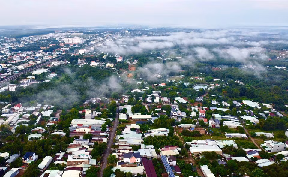 Aube dans la ville de Dông Xoai. Photo: VNA