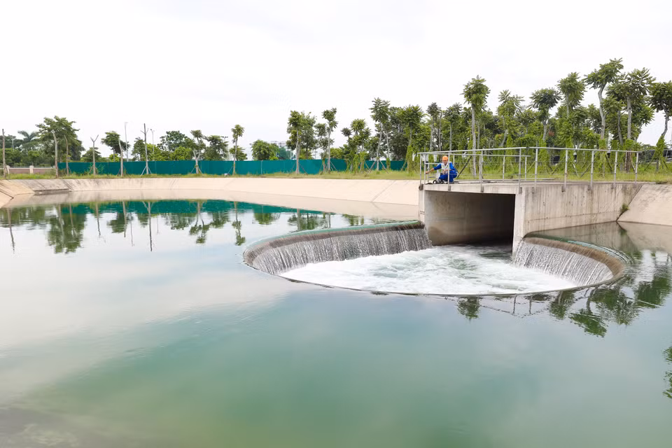 Après un processus rigoureux de décantation, de filtration et de désinfection, l'eau traitée sera rejetée dans la rivière Tô Lich, en conformité avec les normes en vigueur. Photo: VNA