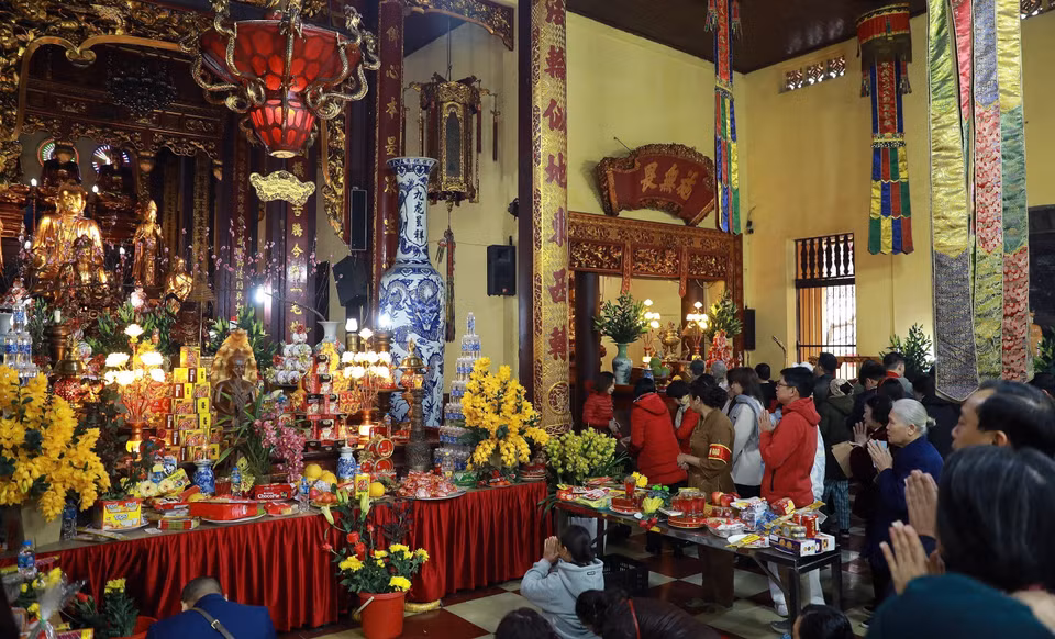 En général, pour faire des prières, on brûle des bâtonnets d'encens et prépare un plateau d'offrandes en l'honneur de Bouddha. Photo : VNA