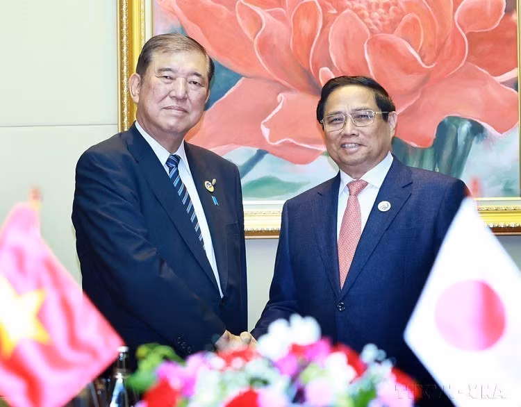 Le 11 octobre 2024, le Premier ministre vietnamien Pham Minh Chinh (droite) rencontre son homologue japonais Shigeru Ishiba, en marge des 44e et 45e Sommets de l'ASEAN et des conférences annexes au Laos. Photo: VNA