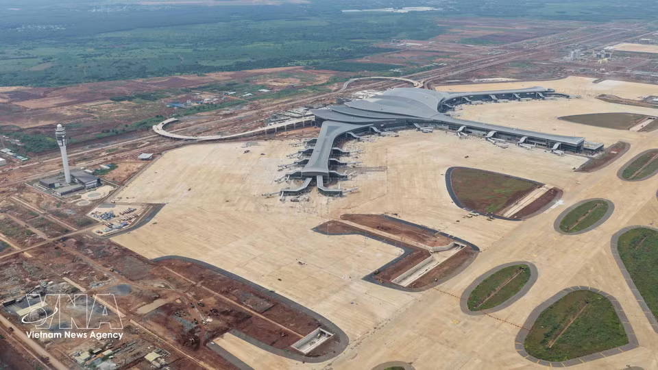 La tour de contrôle aérien et l’aérogare passagers de l’aéroport de Long Thanh, photographiées en octobre 2026. Photo : VNA