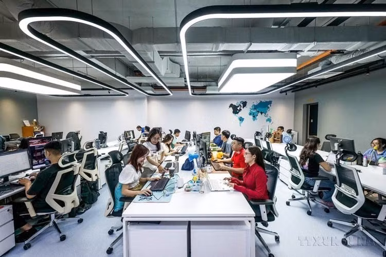 Le journal Tuôi Tre (Jeunesse) a inauguré une rédaction numérique en l’honneur de son 50e anniversaire (26 décembre 2024). Photo : VNA