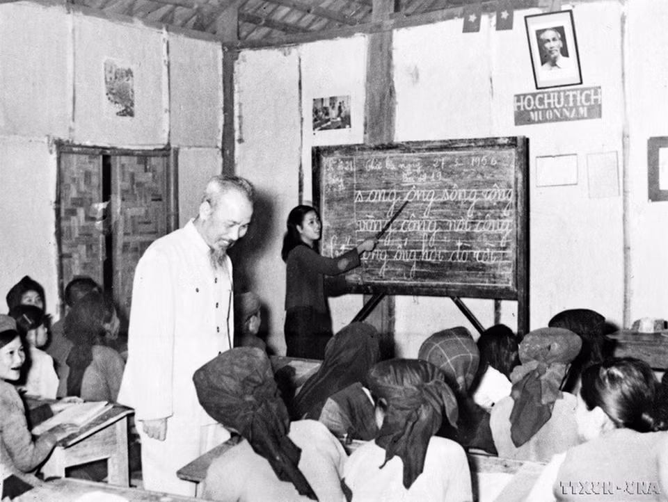 Le Président Ho Chi Minh visitant une classe « d'éducation populaire » dans le quartier de Luong Yen, à Hanoï, le 27 mai 1956. Photo : VNA