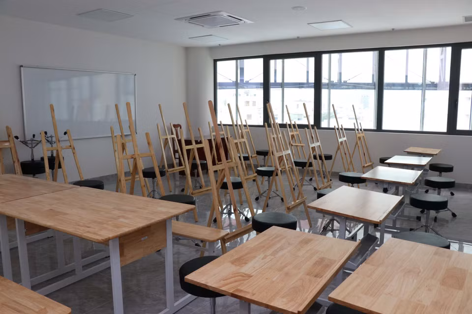 Le complexe dispose de nombreuses salles de classe prêtes à accueillir des cours très diversifiés, incluant la musique moderne et les instruments traditionnels, l'anglais, la peinture, l'informatique et les échecs. Photo: VNA