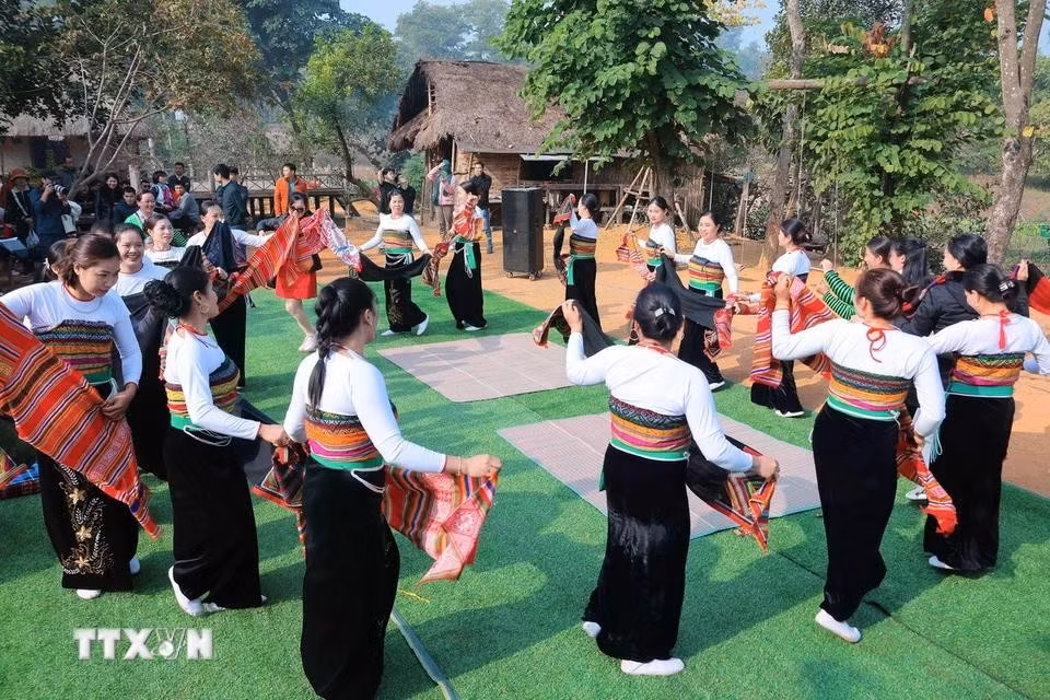Après les rites ancestraux, les femmes Thai entament une gracieuse danse "xoe", un ballet coloré qui célèbre la vie et la communauté. Photo: VNA