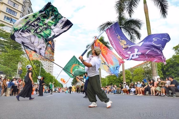 Yosakoi Summer Festival 2023 s'est tenu le 14 mai dans l'arrondissement de Long Bien, à Hanoï, attirant un grand nombre de jeunes vietnamiens. Photo: VNA