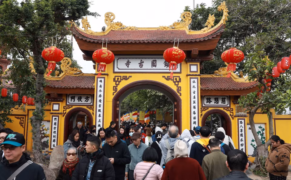 Dès le premier jour de l’Année lunaire du Serpent 2025, la pagode Tran Quoc, dans l'arrondissement de Tay Ho, est bondée. Photo : VNA