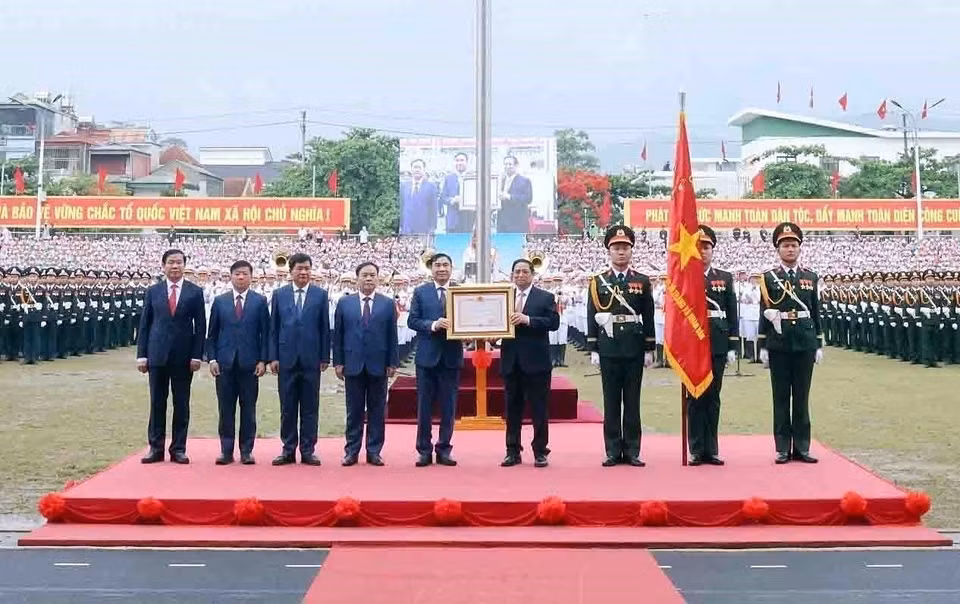 Le Premier minister Pham Minh Chinh remet l’Ordre de l’Indépendance de la première classe au Comité du Parti, aux autorités et aux ethnies de la province de Diên Biên lors de la cérémonie commémorant le 70e anniversaire de la victoire de Diên Biên Phu, le 7 mai 2024. Photo : VNA
