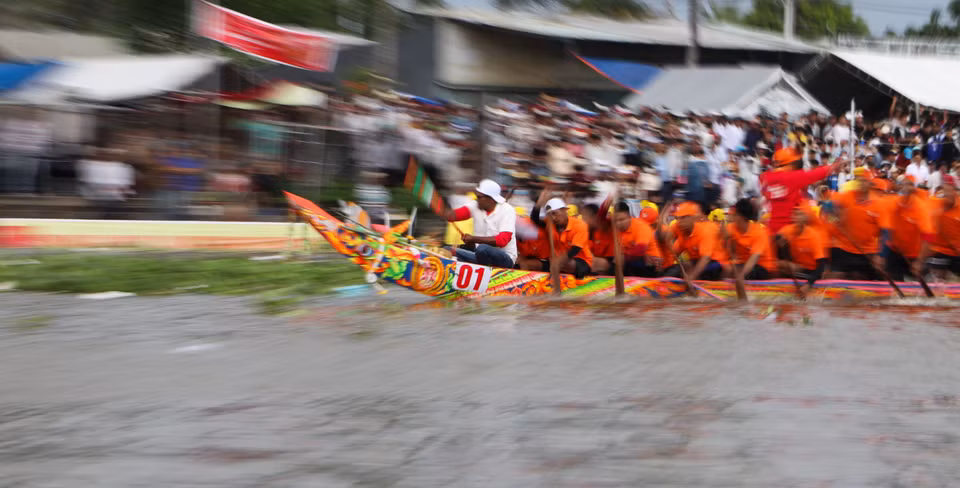 La course de pirogues est une fête traditionnelle des Khmers du Sud qui a lieu le 15e jour du 10e mois lunaire. Photo: VNA