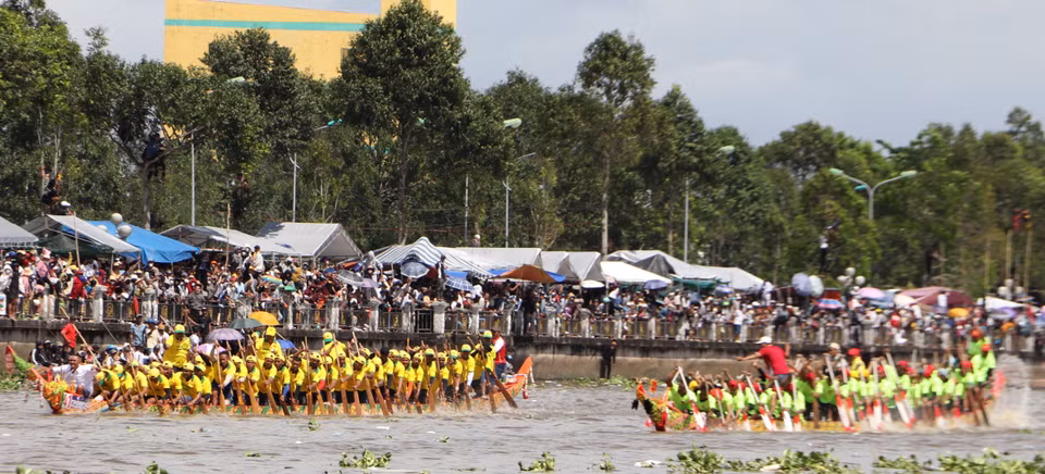 Le "Ghe Ngo", la pirogue traditionnelle khmère utilisée pour la course, est une embarcation aux dimensions impressionnantes et à l'esthétique soignée. Longue d'environ 30 mètres, elle nécessite un équipage de 55 à 60 rameurs. Sa proue et sa poupe sont recourbées avec élégance. Elle est richement décorée de motifs aux couleurs éclatantes. Photo: VNA