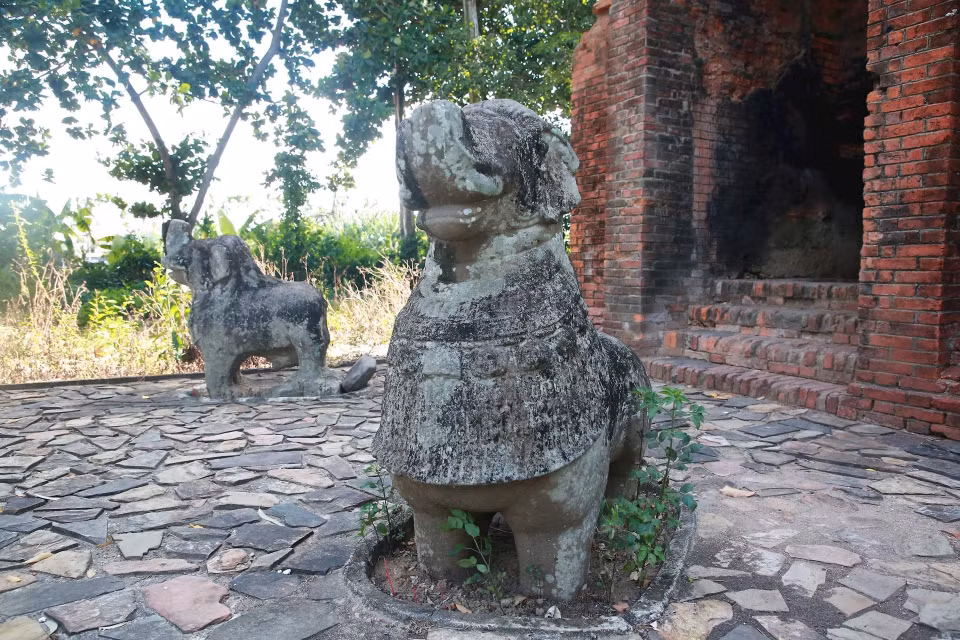 À l'extérieur de la tour se trouvent deux statues Gajasimha en grès. Photo: journal Dan Tri