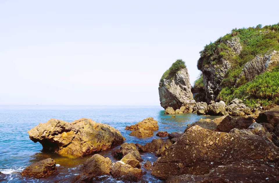 Des caps rocheux aux formes variées, s'avançant dans la mer, confèrent à la plage de Quynh sa beauté unique. Photo: VNA