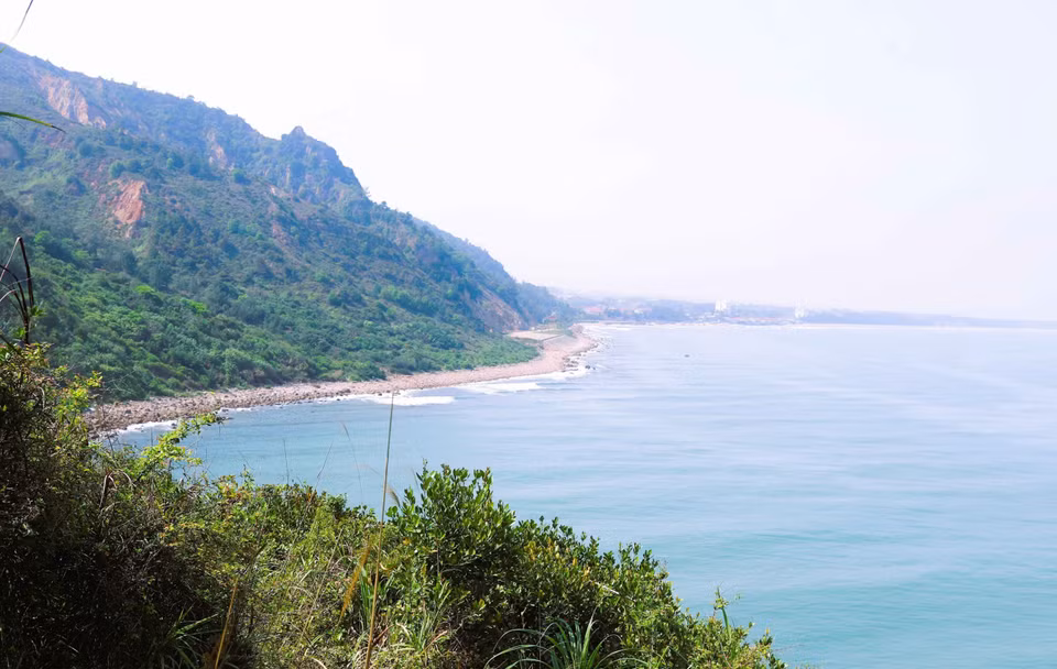 La plage de Quynh, ceinte de montagnes rocheuses, offre un paysage naturel d'une poésie saisissante. Photo: VNA