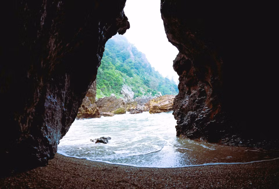 Au pied de la montagne du Dragon, se cachent de multiples recoins et grottes à la beauté immaculée, façonnés par les formations géologiques, l'érosion marine et les caprices du temps. Photo: VNA