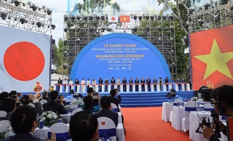 Une cérémonie a marqué l'inauguration à Hô Chi Minh-Ville du projet de ligne ferroviaire urbaine Ben Thanh-Suoi Tien. Financé en partie par l'aide publique au développement du Japon, ce projet est emblématique de la coopération entre les deux nations. Photo: VNA