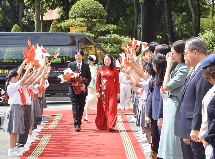 Le 21 septembre 2023 à Hanoï, la vice-présidente vietnamienne Vo Thi Anh Xuan a conduit la cérémonie d'accueil solennelle réservée au prince héritier Akishino et à la princesse héritière Kiko du Japon, en visite officielle au Vietnam. Photo:VNA