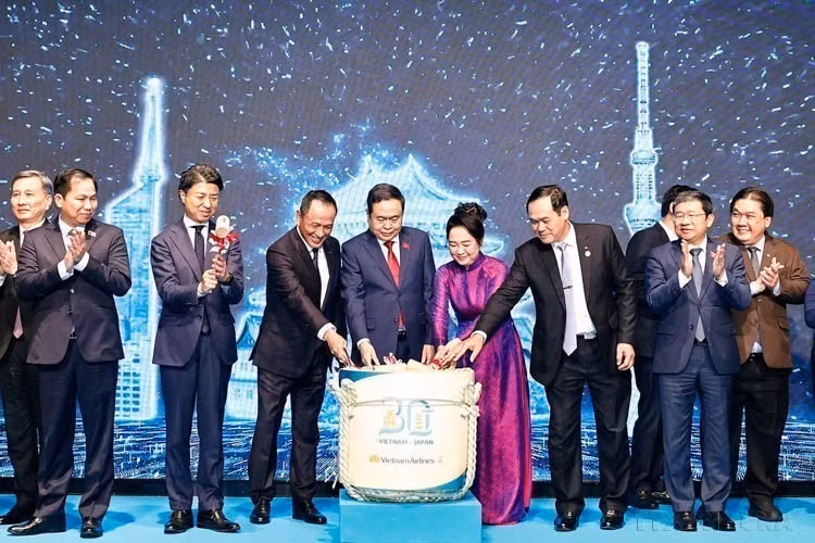Le président de l'Assemblée nationale, Tran Thanh Man (au centre), a participé à la cérémonie commémorant le trentième anniversaire du lancement du premier vol direct entre le Vietnam et le Japon, le 6 décembre 2024. Photo: VNA