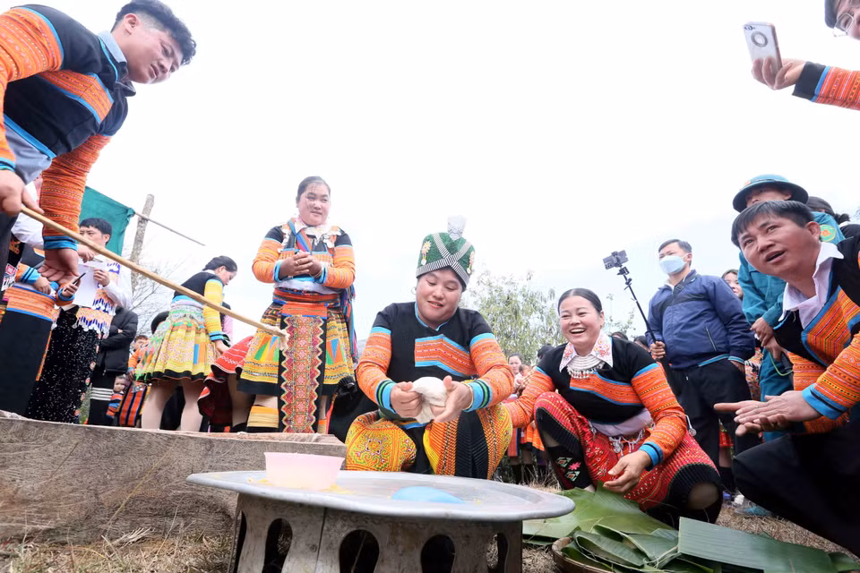 Le concours de préparation de "bánh dày" est un moment de partage et de convivialité lors des festivités du Nouvel An de l'ethnie Mong. Photo: VNA