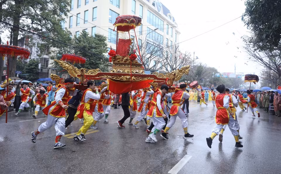 La fête comprend de nombreuses activités, notamment une cérémonie de culte, une procession de palanquins, des danses du lion, des jeux folkloriques et des spectacles artistiques. Photo: VNA