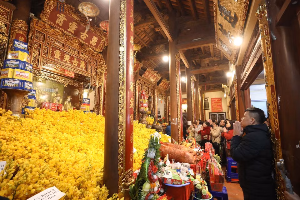 Au cœur de la ville de Lang Son, dans le quartier de Vinh Trai, se dresse le vénérable temple de Ky Cung. Chaque année, lors de la Fête des temples Ky Cung – Ta Phu, ce site attire des habitants locaux et des visiteurs pour rendre hommage à ses héros et célébrer les traditions ancestrales. Selon les documents historiques, le temple de Ky Cung a été érigé sous la dynastie des Le postérieurs. À l'origine, il s'agissait d'un modeste sanctuaire dédié à la divinité Giao Long, le dieu de la rivière Ky Cung. Au fil des siècles, le temple a évolué et s'est transformé en un lieu de culte en l'honneur de Tuan Tranh, un mandarin envoyé par la cour impériale pour assurer la garde de la frontière à Lang Son. Photo: VNA