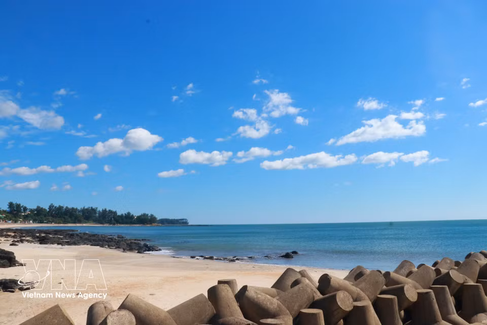 Les eaux cristallines de Cua Tung se déploient entre sable fin et formations rocheuses, offrant un paysage côtier aux accents sauvages et poétiques. Photo: VNA