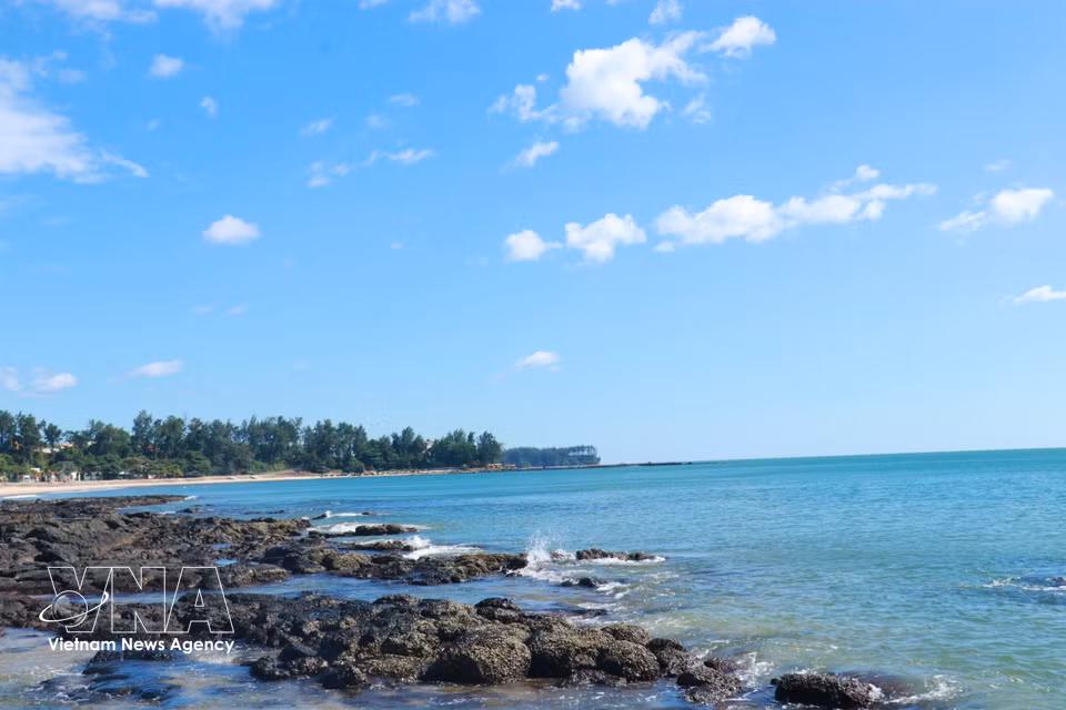 La plage de Cua Tung est nichée dans une baie intime et paisible, naturellement protégée par deux promontoires rocheux qui s’avancent dans la mer. Photo: VNA