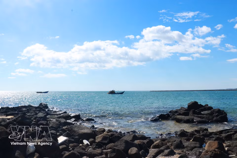 Les récifs rocheux naturels façonnent le paysage singulier de la plage de Cua Tung. Photo: VNA