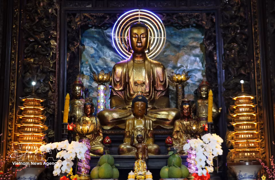 La pagode Vinh Trang conserve aujourd’hui une soixantaine de statues en cuivre, en bois ou en terre cuite à l’aspect argenté. Photo: VNA