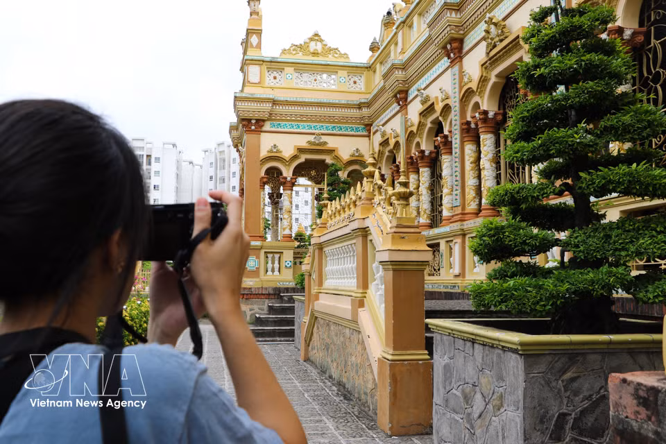 Construite au début du XIXe siècle, puis profondément restaurée en 1849, la pagode se distingue par un savant mélange des styles architecturaux asiatique et occidental. Photo: VNA